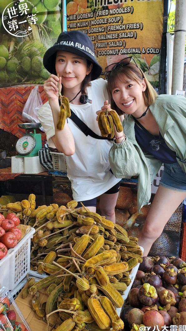 兩人到峇里島品嚐特有水果冰淇淋豆。(圖/八大提供)
