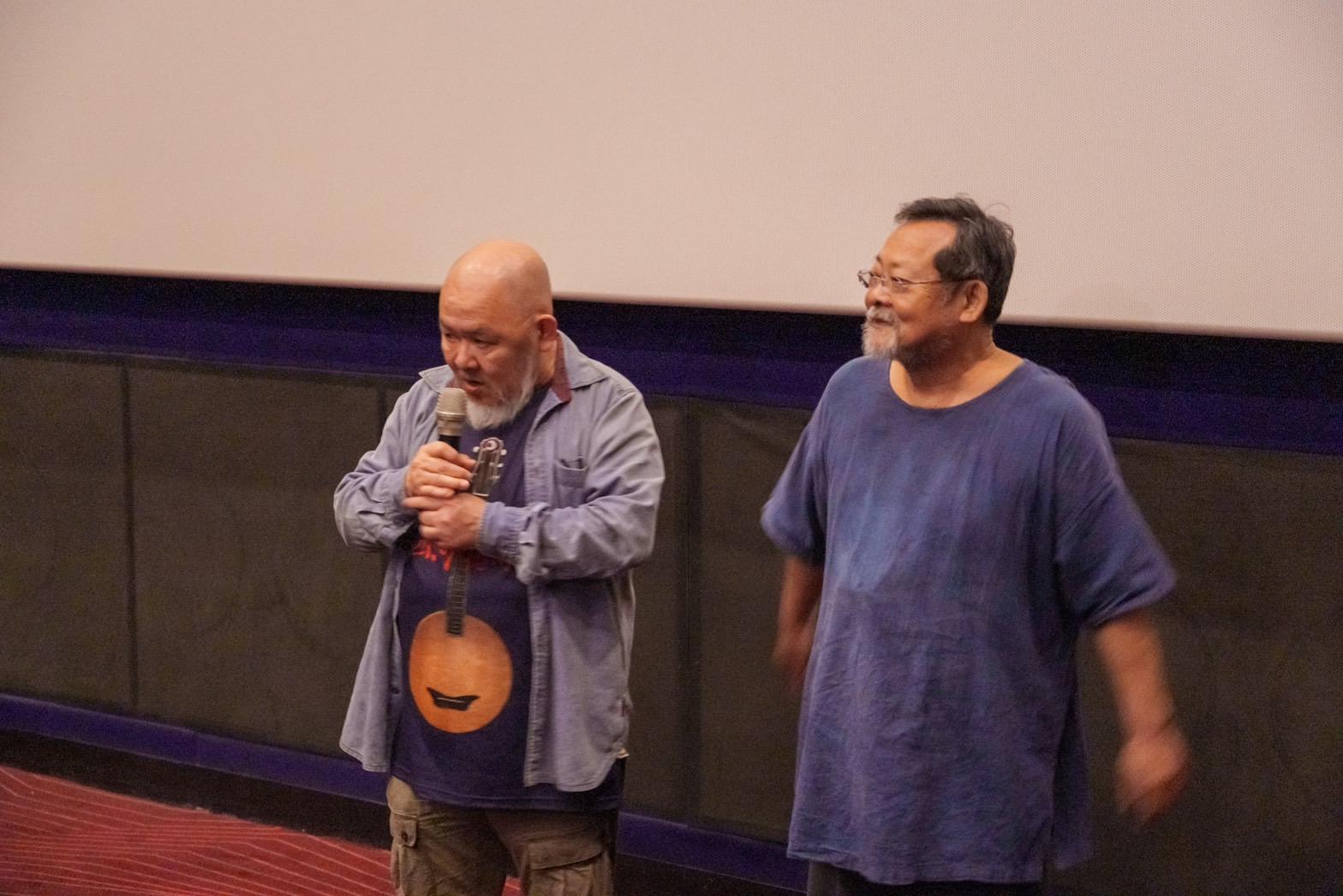 導演林正盛(左)與陳明章(右)特別南下出席《撼山河 撼向世界》的屏東首映會。(圖/屏東縣政府提供)