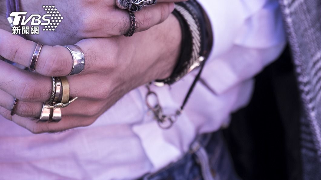 黃男左右手佩戴不止一顆戒指、讓邱女無從判斷。(示意圖/Shutterstock達志影像)
