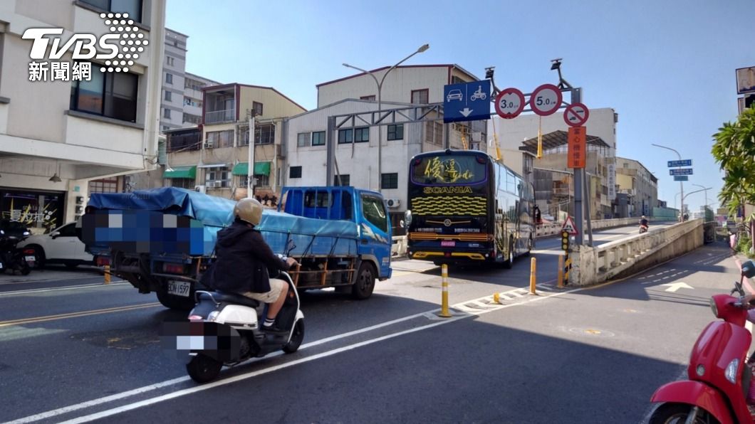 南區健康路兩段與三官路口。(圖/TVBS)