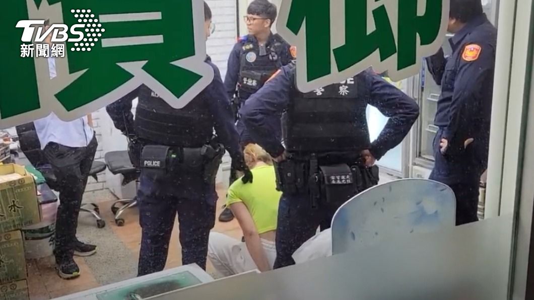 林女遭警方當場逮捕。(圖/TVBS)