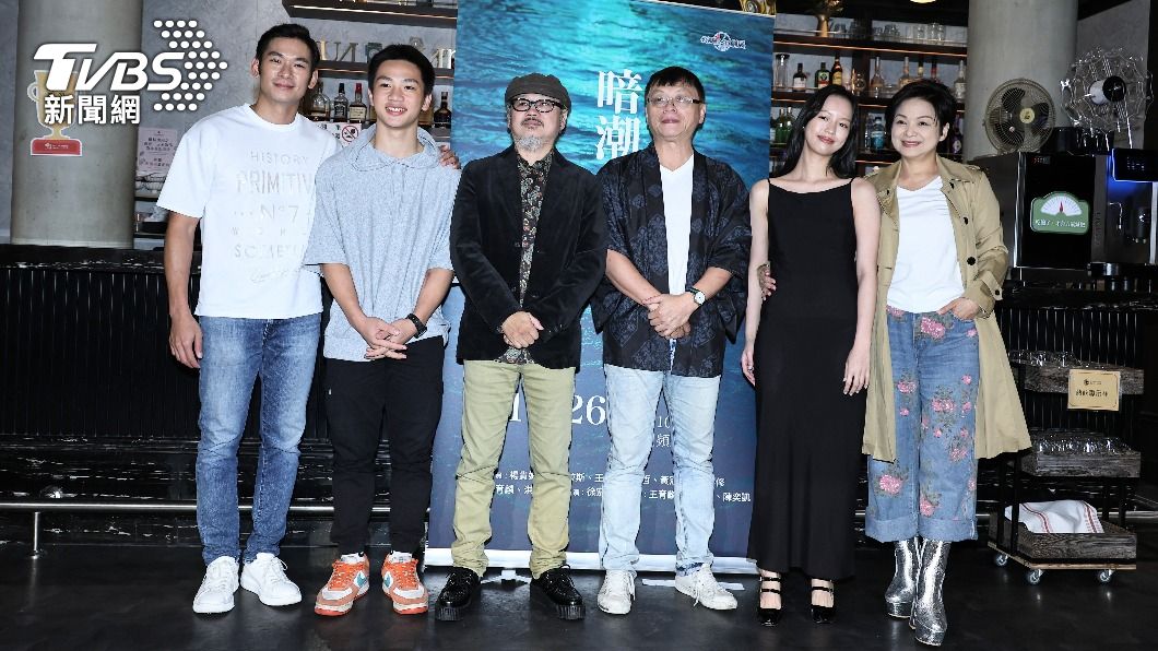 亮哲(左起)、范睿修、導演徐宏輝、製作人王育麟、楊貴媚、王渝屏出席公視人生劇展《暗潮》媒體茶敘。(圖/張哲鳴攝)