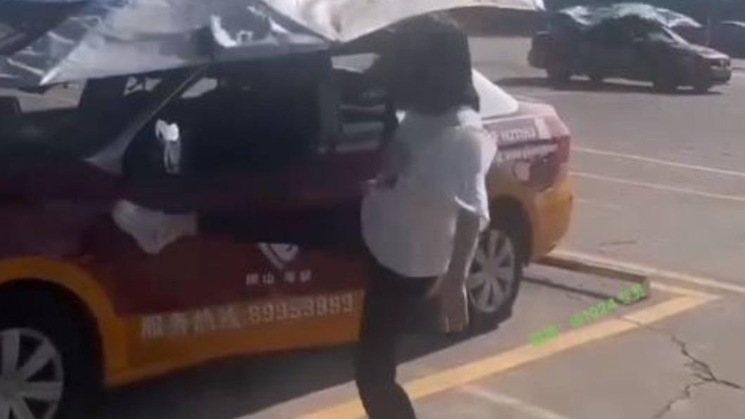 練車頻凸槌!陸女崩潰「狂砸教練車」 踹門拆後照鏡嗆:抓我啊