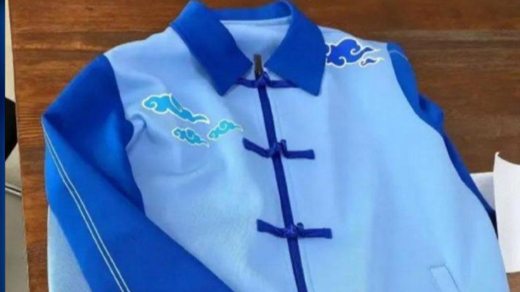 糗大了!學校冬季制服太像「壽衣」 校方緊急回應了