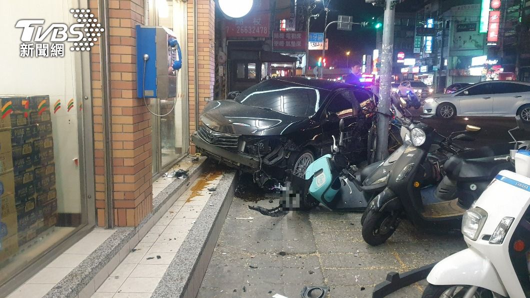 轉彎車未禮讓?轎車險衝入超商 保桿、磁磚炸飛
