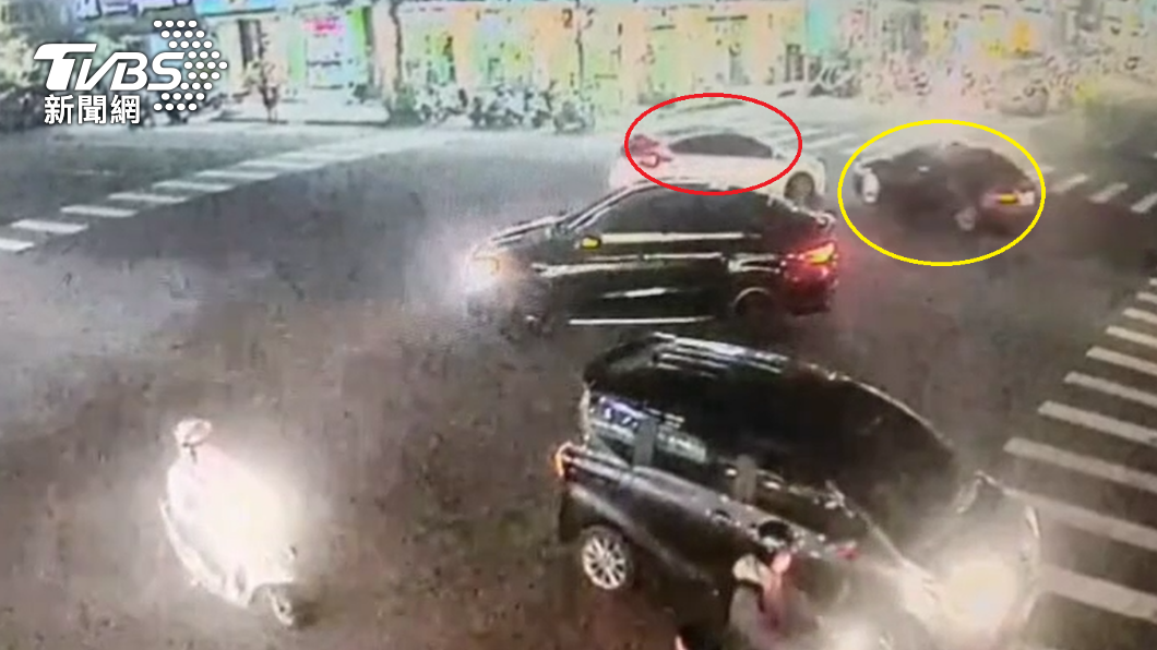 兩車在路口發生碰撞。(圖/TVBS)