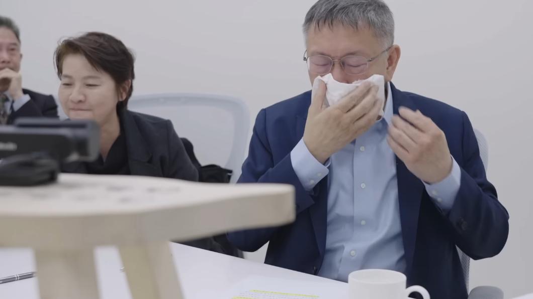 柯文哲哭到狂擤鼻涕。（圖／民眾黨提供）