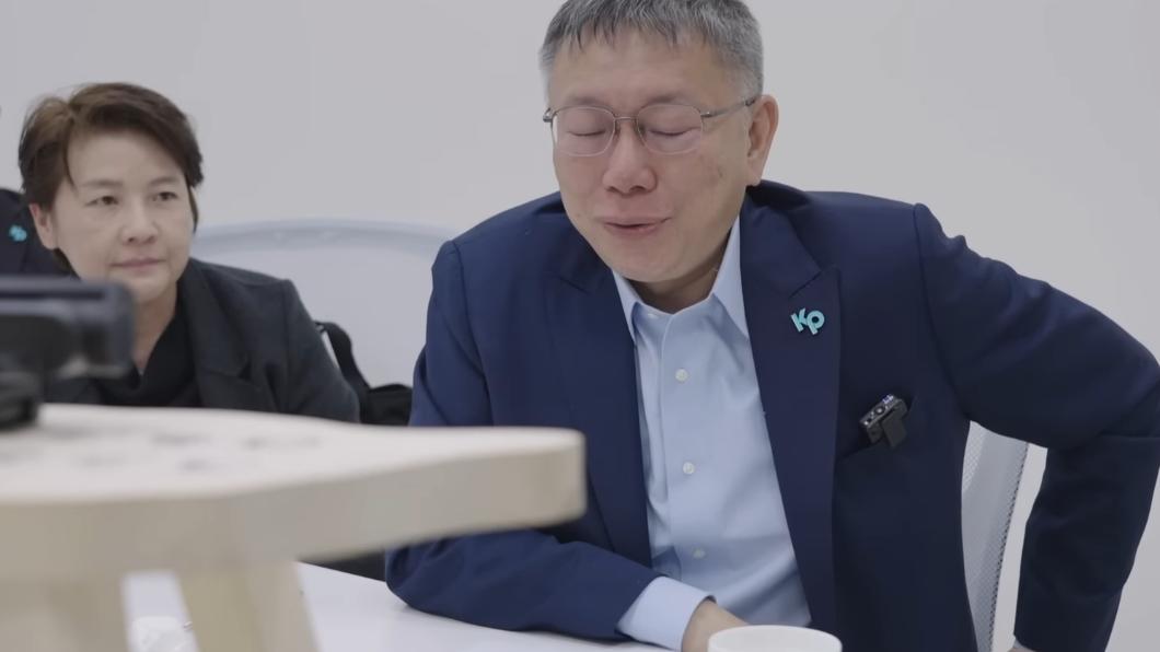 柯文哲聽到幕僚打氣後，眼氣不爭氣流了下來。（圖／民眾黨提供）