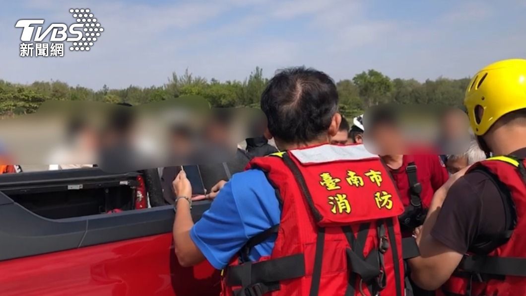 16人因海象及體力無法負荷無法自行返回。（圖／TVBS）