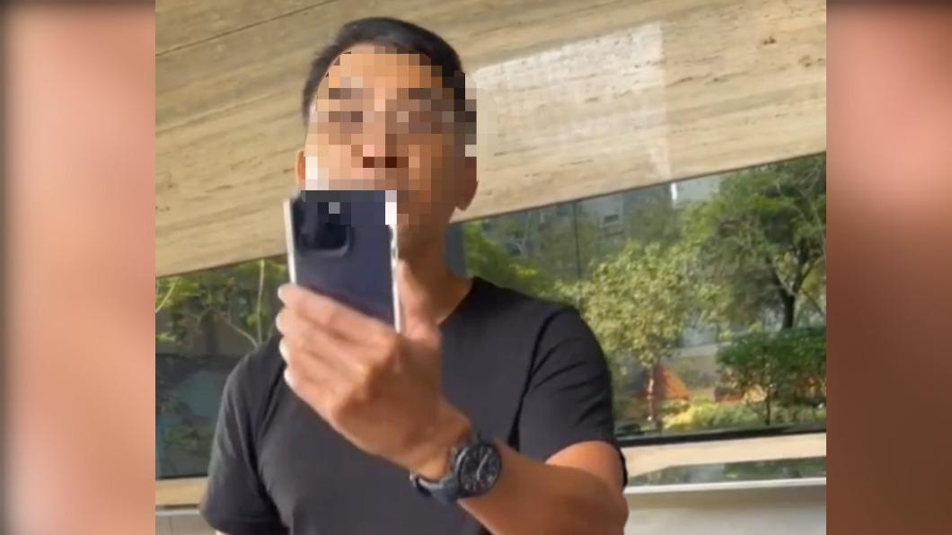 男子被住戶質疑後情緒激動,也拿出手機拍攝並破口大罵。(圖/翻攝自社會時事影音)