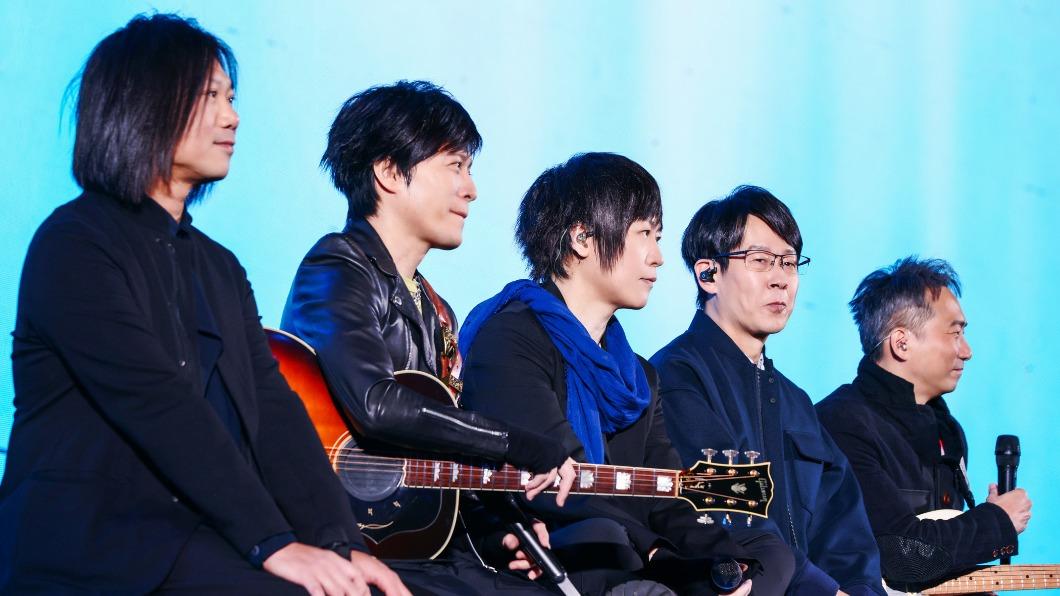 五月天回想初到上海時，曾發現宏願要在8萬人體育場開唱，當時還被人嘲笑。（圖／相信音樂提供）