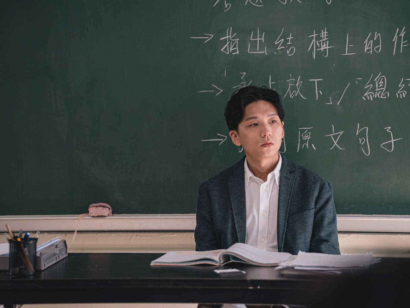 盧鎮業在《年少日記》中飾演鄭老師,個性脆弱敏感。(圖/光年映畫提供)