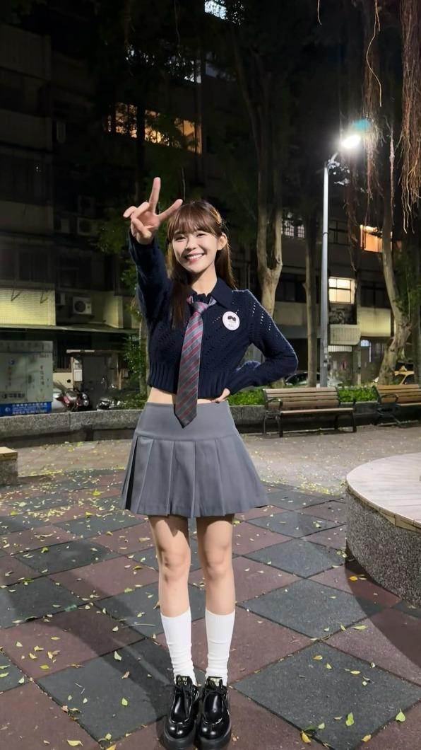 林萱瑜學院風造型美照，眾人大讚校花級女神。（圖／翻攝自林萱瑜臉書）