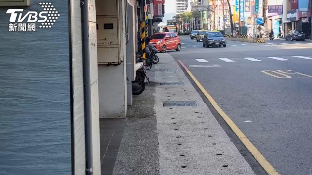 黃線的部份白天可以臨時停車,夜間時段 (晚上八點至上午七點)也開放停車。(圖/TVBS資料畫面)