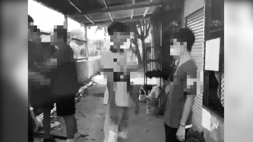 疑似霸凌的學生向導師藉口外出，但卻聚眾於校園角落。（圖／翻攝自黑色豪門）