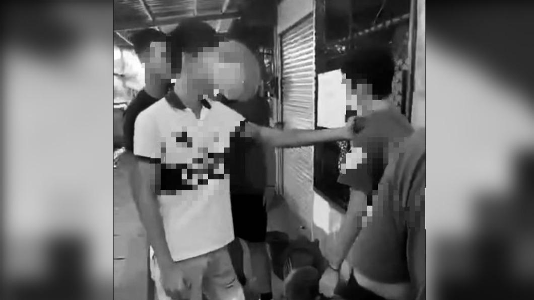少年遭到多次拉衣領、巴頭，一旁還有學生手舞足蹈。（圖／翻攝自黑色豪門）