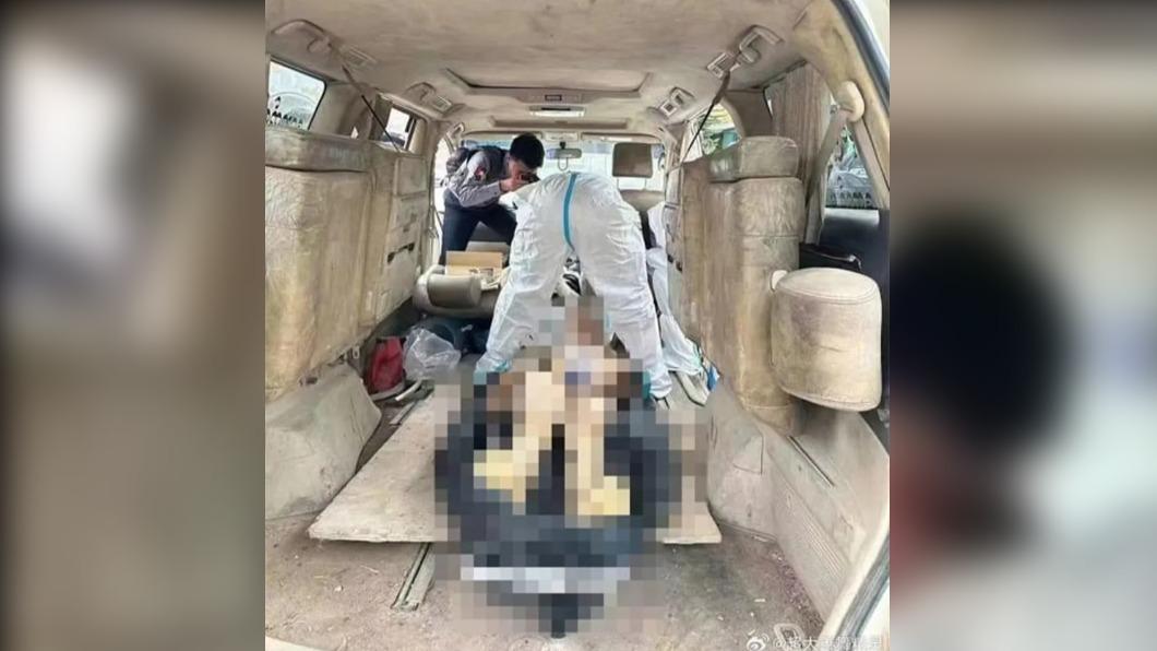明學昌被發現時已是一具死屍,驗屍官直接在車內驗屍。(圖/翻攝自微博)
