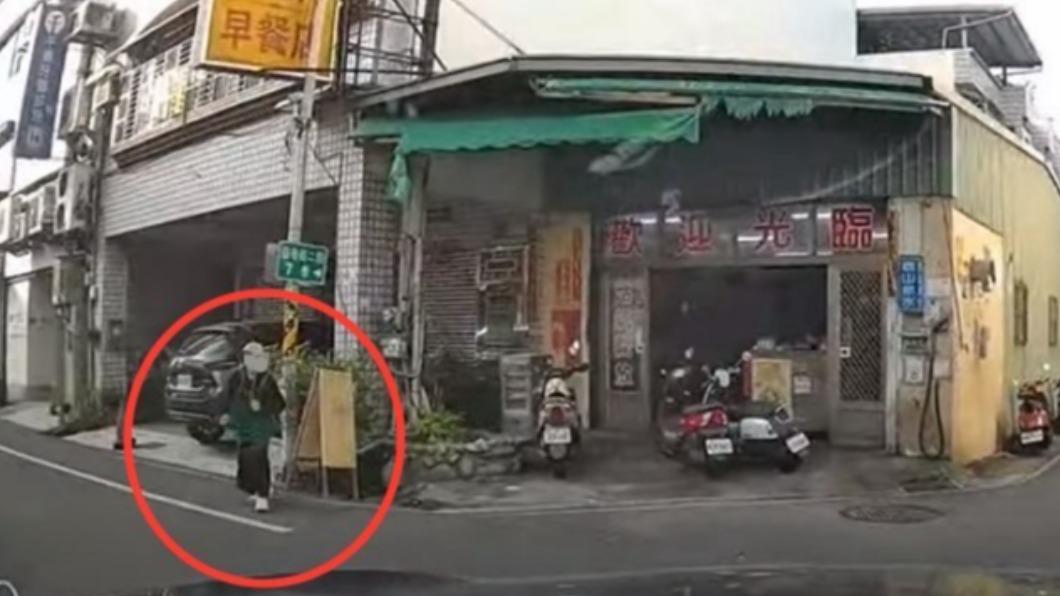 路口右邊出現一名滿頭白髮的婦人朝車輛跑來。(圖/翻攝自中正里賀!摩歡摩樂臉書)
