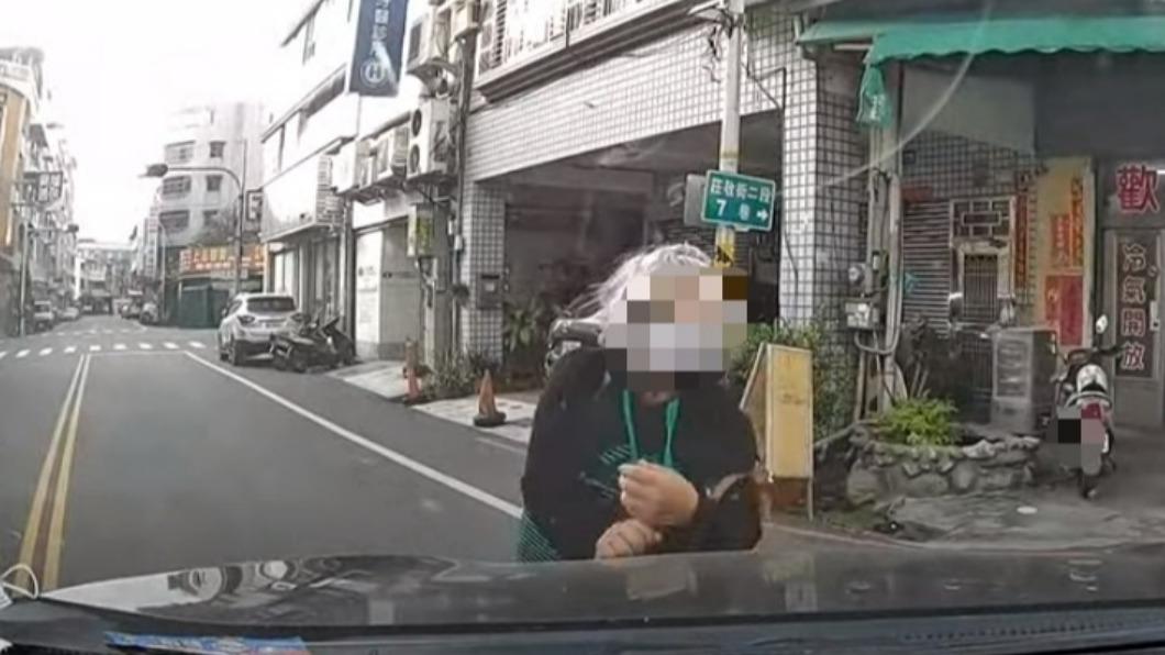 碰瓷?屏東老婦人路口突衝出 沒撞到再「助跑」趴上引擎蓋