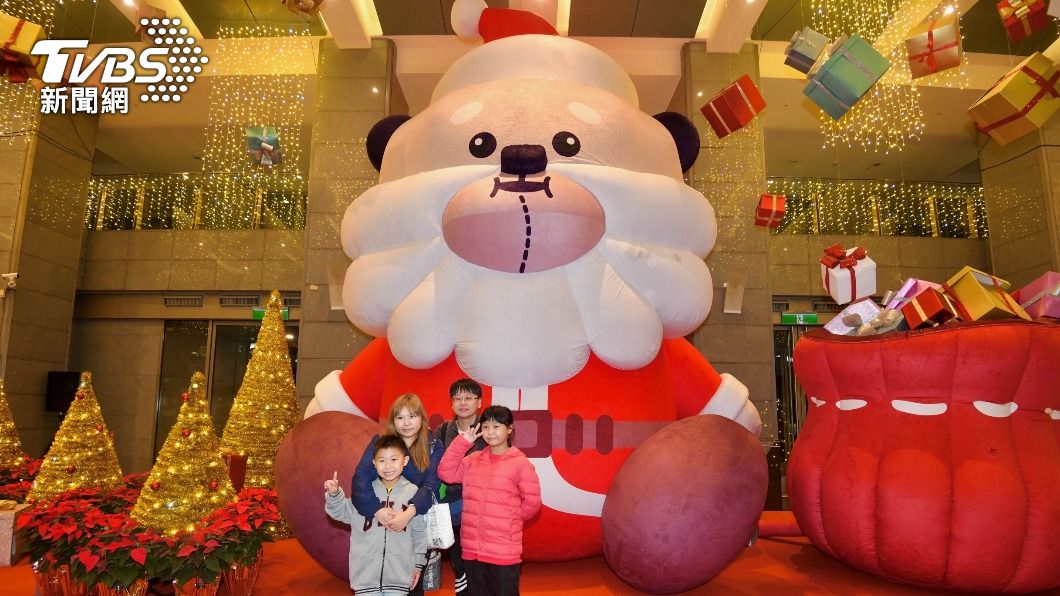 新北歡樂耶誕城首日！湧人潮搶拍照　民眾：每年都會來