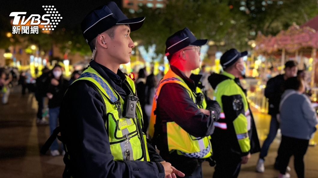 讓我們當你的耶誕老公公 新北警耶誕城周邊站崗維安防滋事