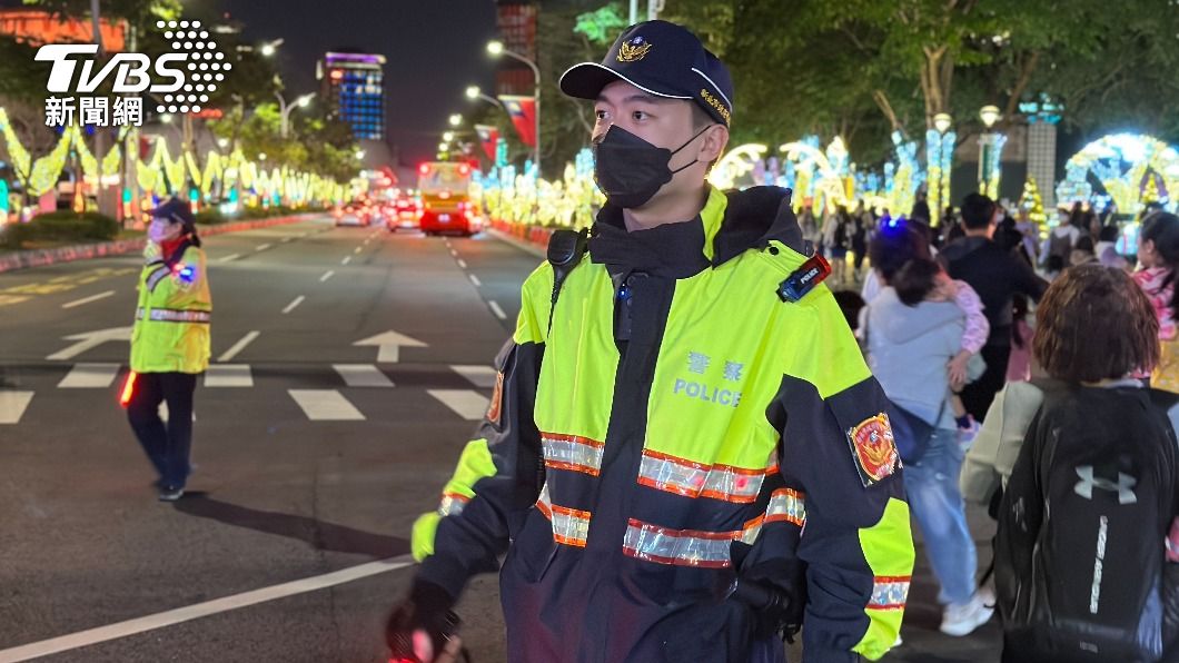 轄區海山分局員警於周邊協助疏導交通。(圖/TVBS)