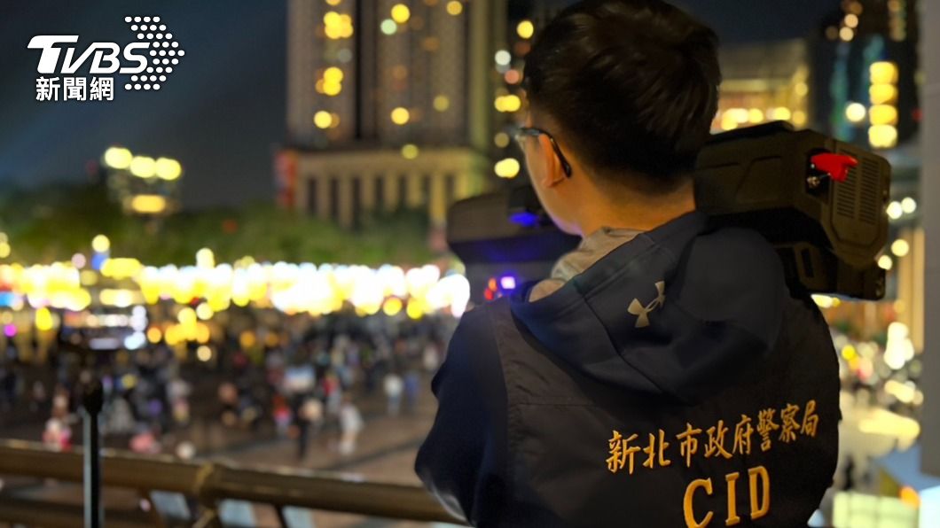 避免民眾於周邊進行飛航行為,警方出動反無人機攔截槍。(圖/TVBS)