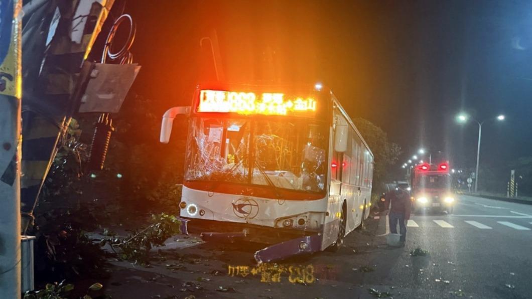 客運司機「撞等紅燈騎士」暴衝人行道　車上40乘客嚇壞