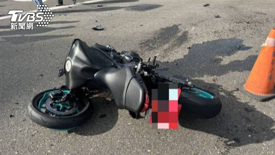 快訊/核一廠前車禍!貨車翻覆車內2人脫困 重機騎士送醫