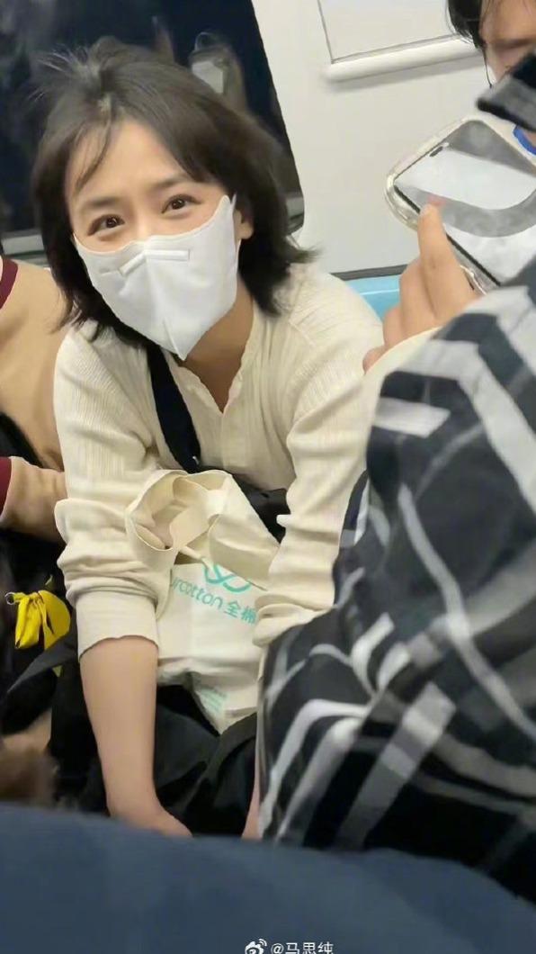 馬思純揹著帆布袋,毫無明星架式。(圖/翻攝自馬思純微博)