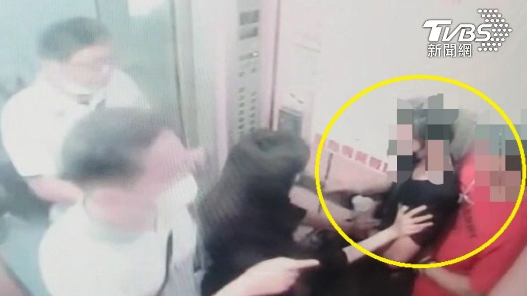 警方在地天內合力將陳男等人圍捕。（圖／TVBS）