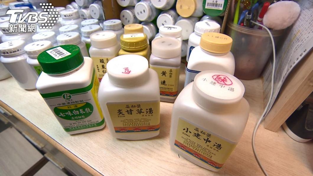 中藥粉在療程期間就算結塊,變質風險也很低。(圖/TVBS資料畫面)