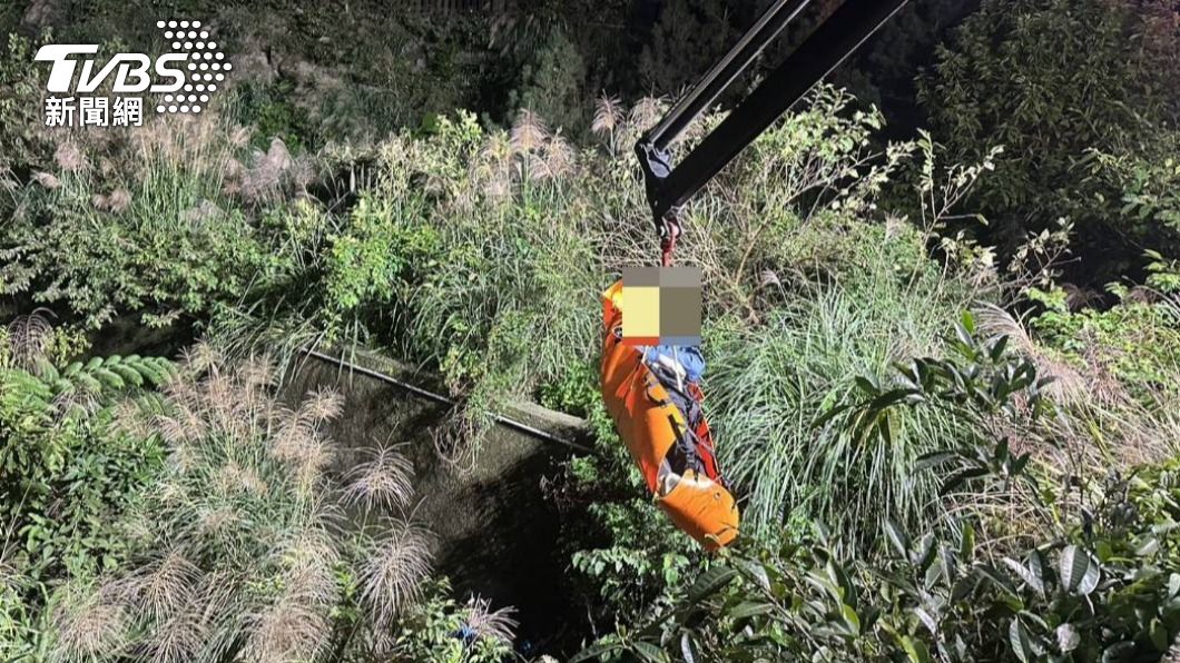新北男騎重機車載女友　一轉彎連人帶車慘摔三芝3米深水溝