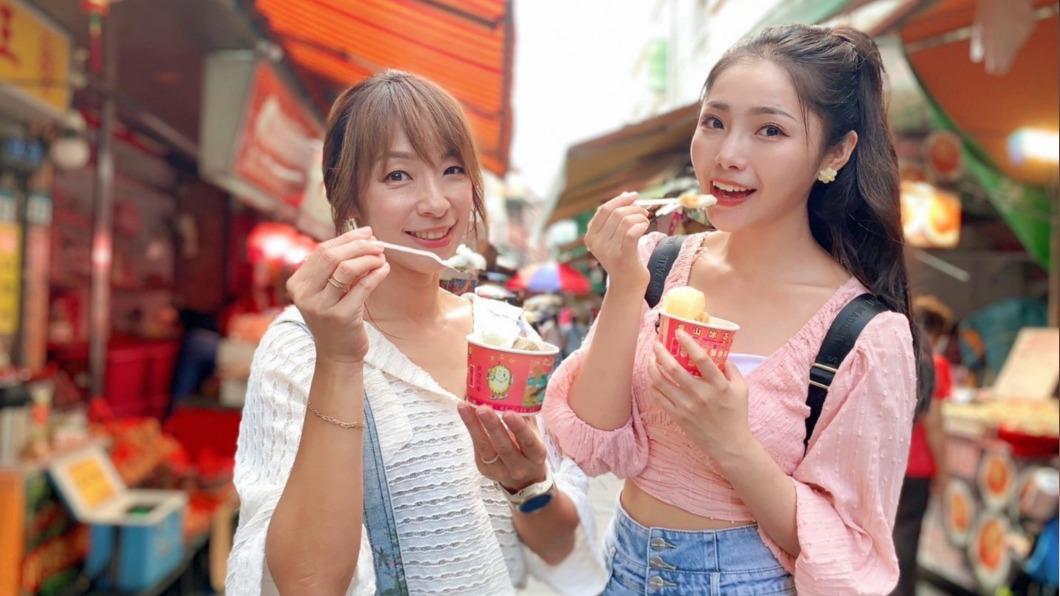 兩人還一起大啖老街美食。(圖/民視提供)