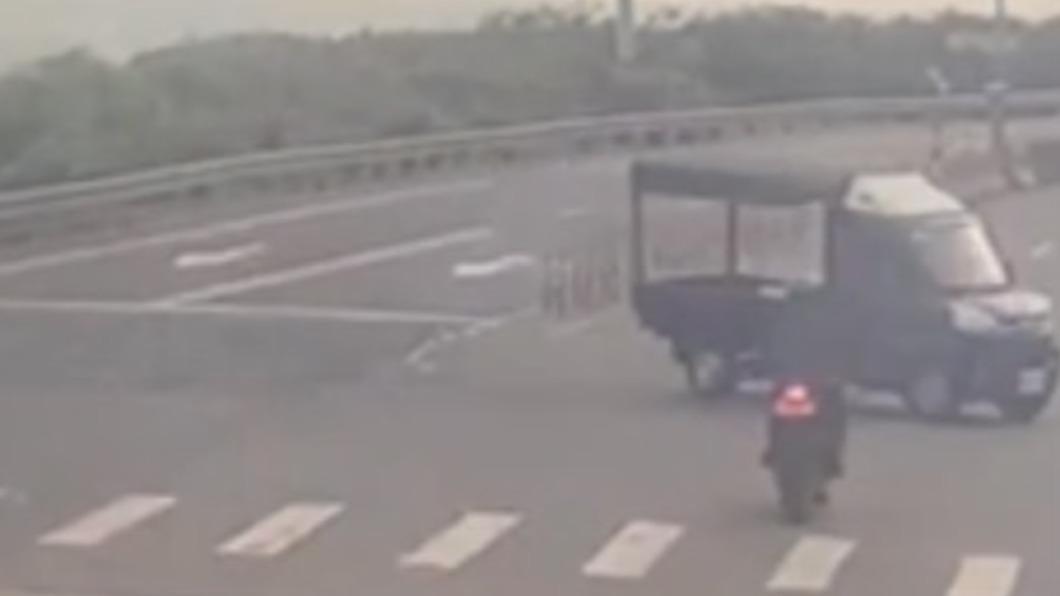 碰!小貨車左轉 重機騎士閃避不及遭撞飛