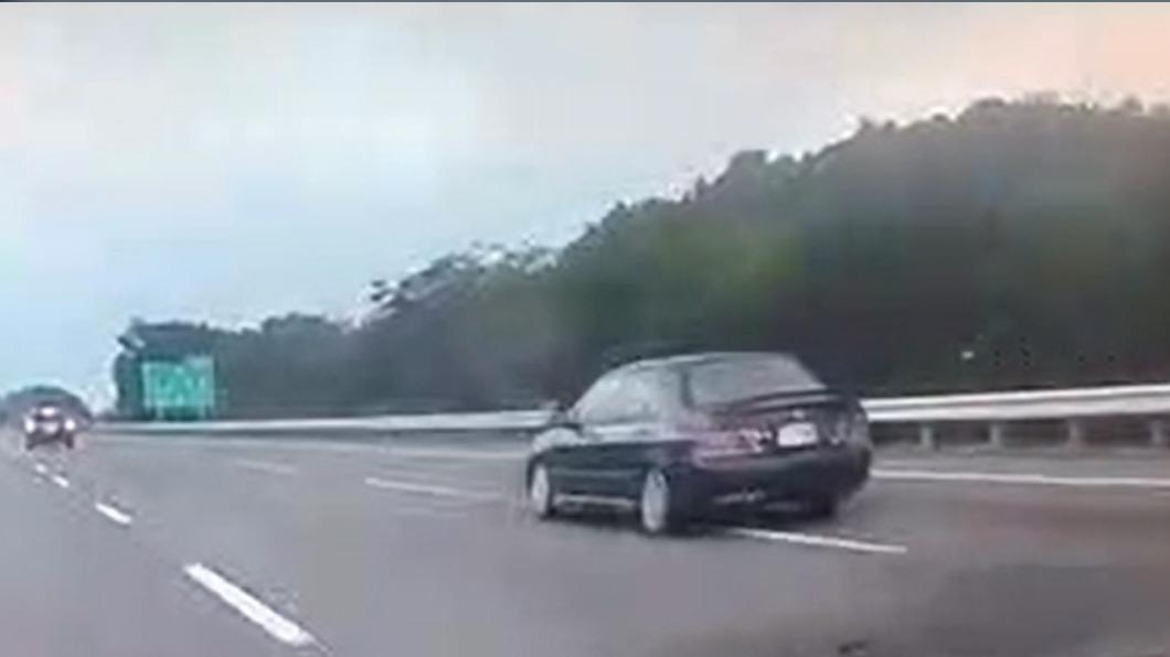 該車一路蛇行。(圖/翻攝自爆料公社)