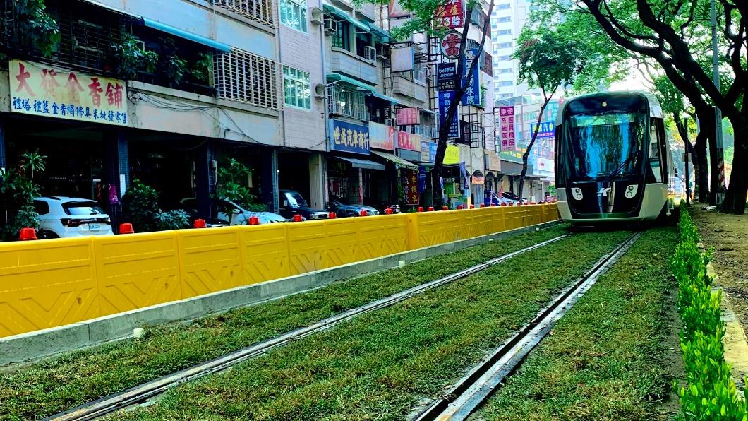 高雄輕軌駛入綠色隧道 九如自由路段行車測試