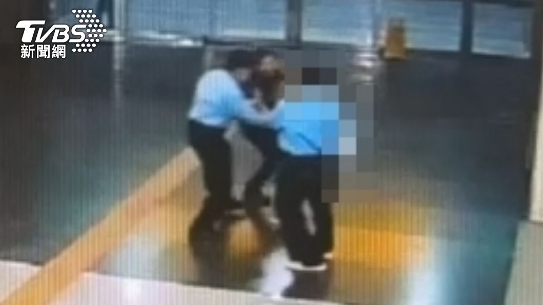 鐵路警察與其他保全聽見聲響趕來協助。（圖／TVBS）
