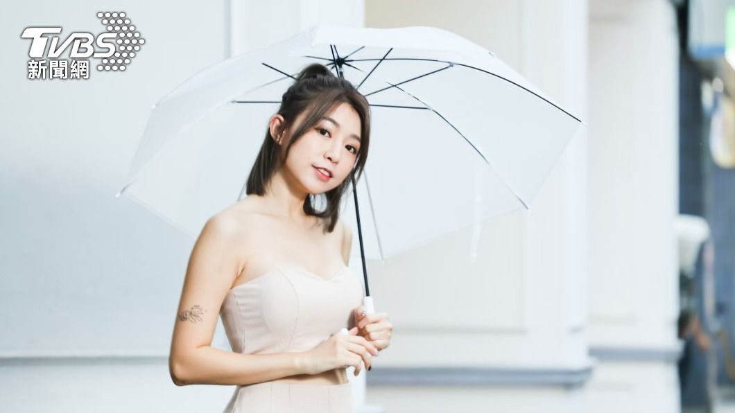 撐起雨傘的黃潔琪又散發出不同風格。(圖/趙世平攝)
