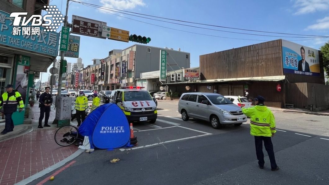 砂石車疑似因「內輪差」視線死角擦撞自行車。（圖／TVBS）