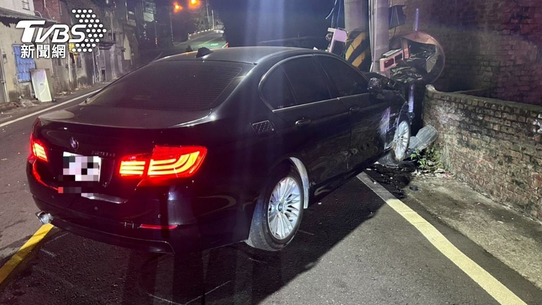 彰化BMW酒駕撞爆電線桿　718戶超衰被迫停電維修