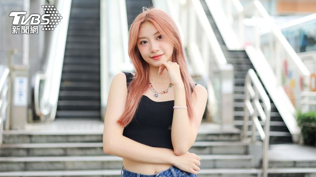 未來少女/依沛逃避讀書意外出道 攝影師爸「捧手心疼」手機背景都是她