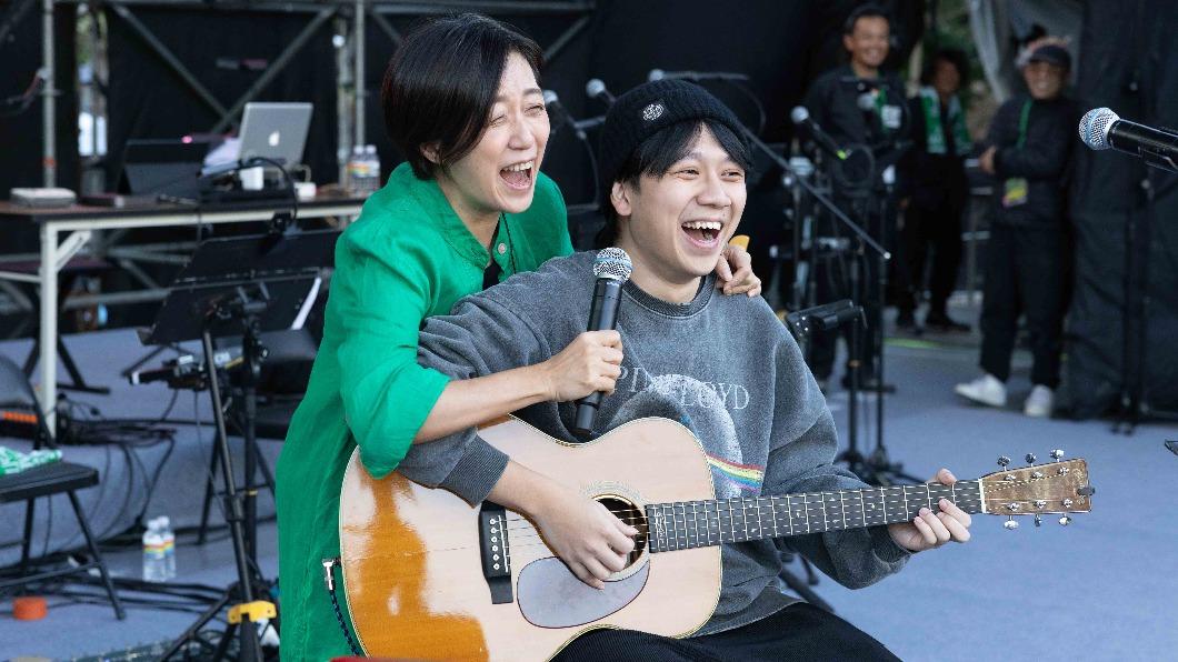 唱紅〈藍色啤酒海〉!黃韻玲組限定團飆嗓 27歲帥兒曝光