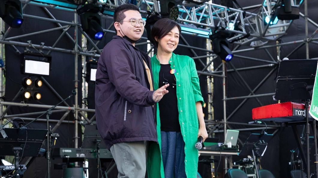 黃韻玲邀歌迷上台互動,恰巧歌迷今天生日,她也特別獻唱〈生日快樂歌〉。(圖/愛之日常音樂節提供)
