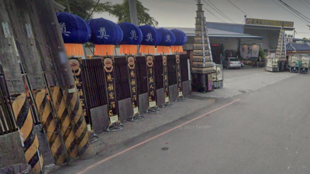 屏東市一處街道附近設有靈堂、火葬場,滿地都是紅包袋。(示意圖/翻攝自Google map)