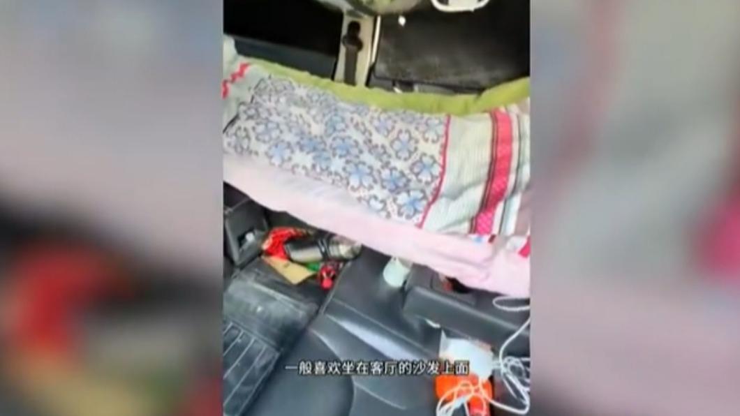 男子認為住在車上仍然方便。(圖/翻攝自微博@梨視頻)