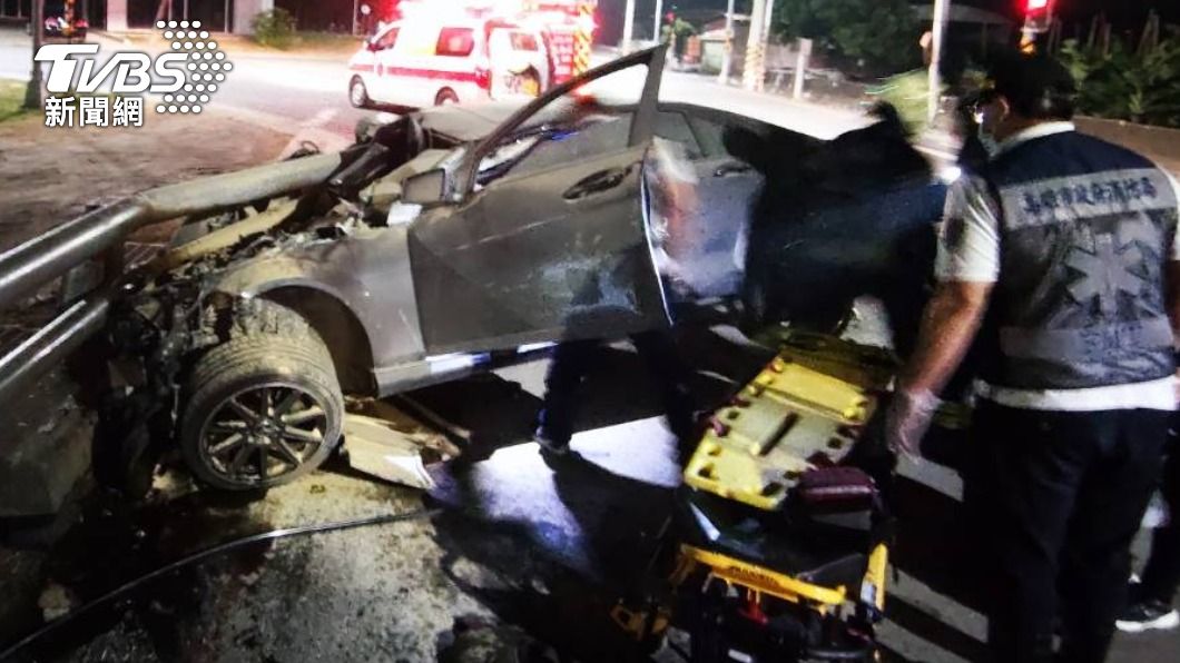 飛撞護欄「炸碎秒竄火」！高雄賓士成廢鐵　他遭夾無呼吸心跳