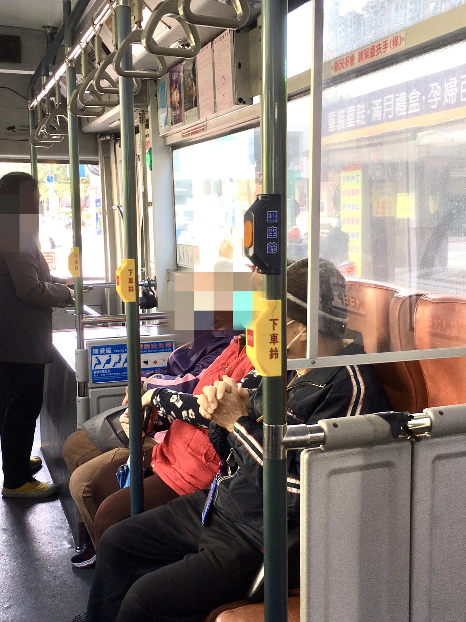 有民眾搭乘公車發現了「讓座鈴」。（圖／翻攝自路上觀察學院）