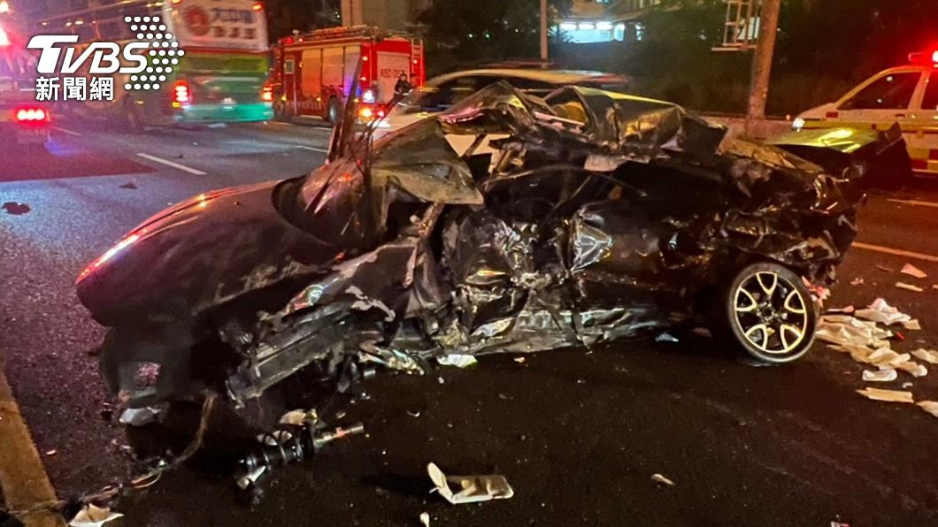 中壢國道1號3車連環撞 轎車全毀4人傷