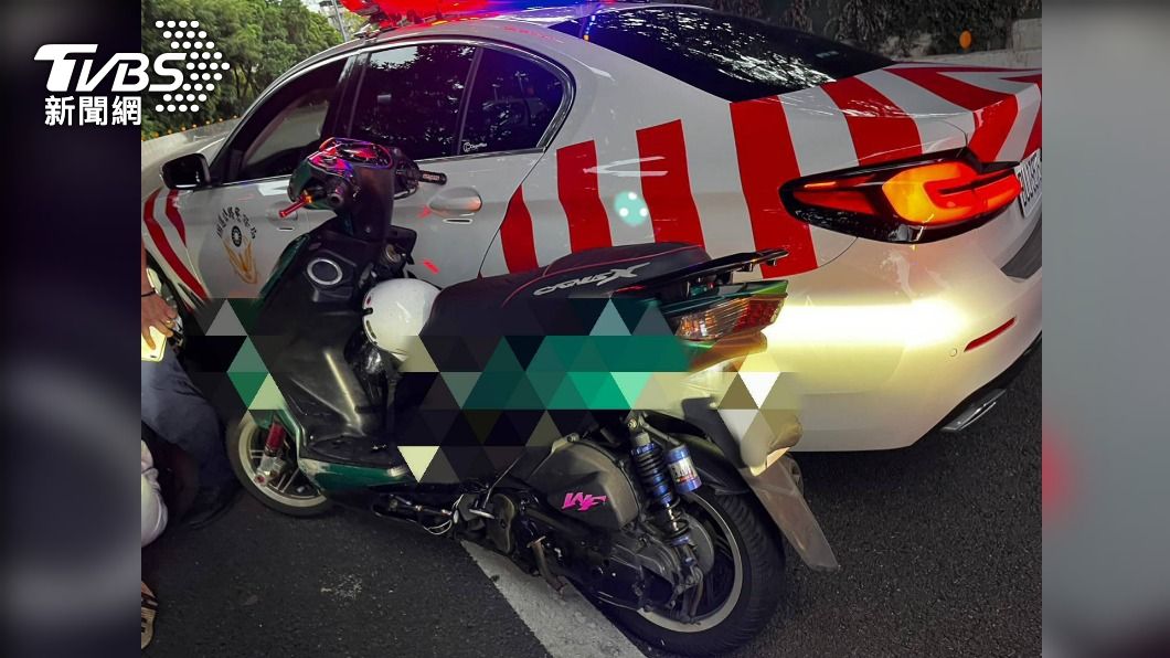警方攔停過程中,機車不慎撞上警車。(圖/TVBS)